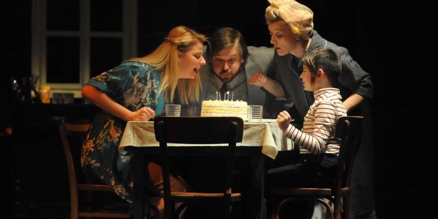 DUBROVNIK, 28.02.2012.
KAZALISTE MARINA DRZICA – SEZONA 2011/2012
OLJA LOZICA – “PRASAC KOJI GLEDA U SUNCE”
REZIJA: OLJA LOZICA
FOTO ZA KATALOG: ZELJKO TUTNJEVIC – 091 764 3782