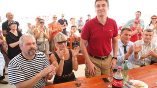 Zadar, 050811.
U Kastel Zegarskom na izletistu Mlinice na Zrmanji druzili su se clanovi aktivisti izborne jedinice sa celnicima Kastavske skupine – Zoranom Milanovicem, Radimirom Cacicem i Silvanom Hreljom.
Na slici: Hrelja, Ingrid Anticevic, Milanovic i Zadar, 050811.
U Kastel Zegarskom na izletistu Mlinice na Zrmanji druzili su se clanovi aktivisti izborne jedinice sa celnicima Kastavske skupine – Zoranom Milanovicem, Radimirom Cacicem i Silvanom Hreljom.
Na slici: Hrelja, Ingrid Anticevic, Milanovic i