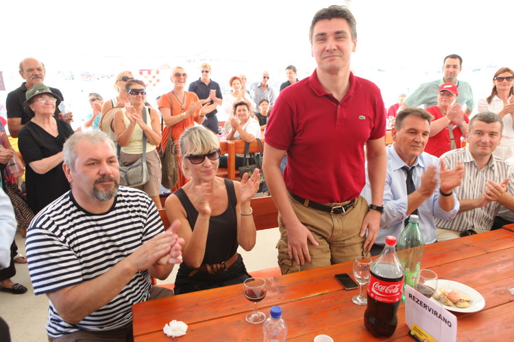 Zadar, 050811.
U Kastel Zegarskom na izletistu Mlinice na Zrmanji druzili su se clanovi aktivisti izborne jedinice sa celnicima Kastavske skupine – Zoranom Milanovicem, Radimirom Cacicem i Silvanom Hreljom.
Na slici: Hrelja, Ingrid Anticevic, Milanovic i Zadar, 050811.
U Kastel Zegarskom na izletistu Mlinice na Zrmanji druzili su se clanovi aktivisti izborne jedinice sa celnicima Kastavske skupine – Zoranom Milanovicem, Radimirom Cacicem i Silvanom Hreljom.
Na slici: Hrelja, Ingrid Anticevic, Milanovic i