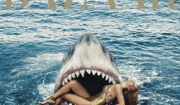 Slavna pjevačica Rihanna predstavila je nove modele kupaćih kostima zbog kojih je snimila i tematsku kampanju. U raljama morskih pasa za naslovnicu novog broja časopisa Harper’s Bazaar snimio ju je kanadski fotograf Norman Jean Roy.