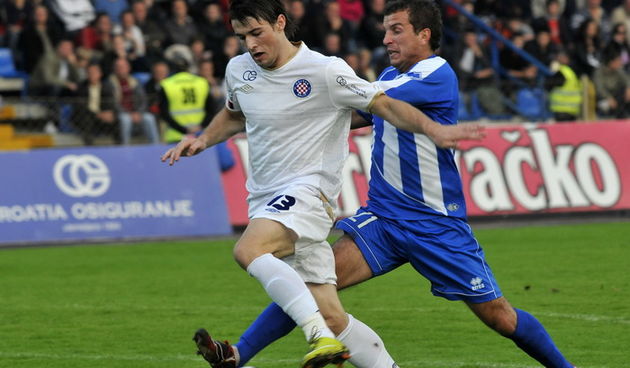 Karlovac, 031010.1. liga NHL, Karlovac – Hajduk.Na slici: Ante Vukusic (13) za 0:1.Foto: Bruno Konjevic / CROPIX