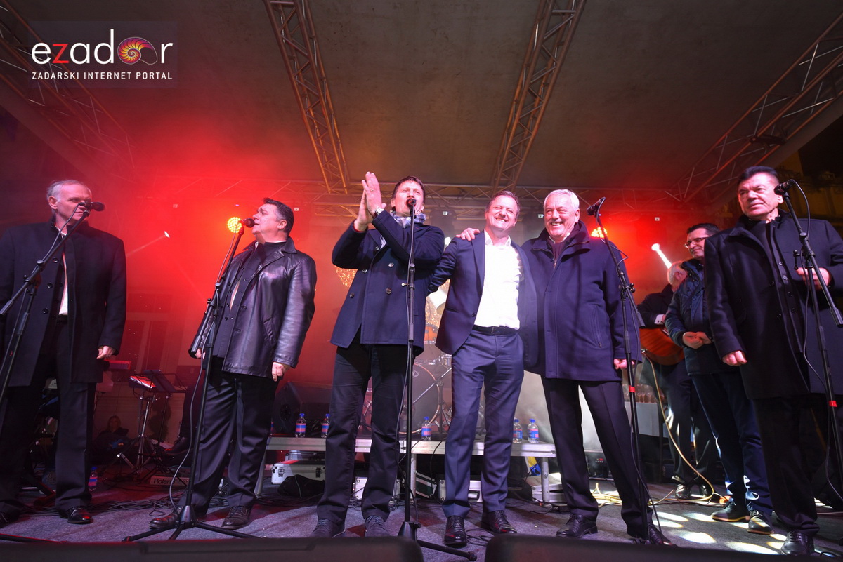 Tisuće Zadrana uživalo na krcatom Narodnom trgu i Tgu Petra Zoranića uz Tomislava Bralića i klapu Intrade Tisuće Zadrana uživalo na krcatom Narodnom trgu i Tgu Petra Zoranića uz Tomislava Bralića i klapu Intrade