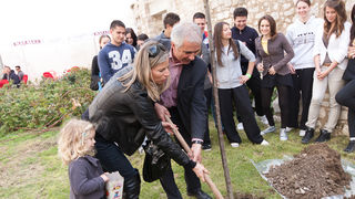 Župan Stipe Zrilić posadio trešnju u dvorištu nove zgrade KLZ-a, foto: Darko Belančić Župan Stipe Zrilić posadio trešnju u dvorištu nove zgrade KLZ-a, foto: Darko Belančić