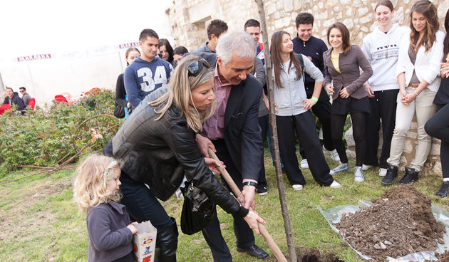 Župan Stipe Zrilić posadio trešnju u dvorištu nove zgrade KLZ-a, foto: Darko Belančić