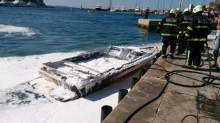 Oko 14 sati na benzinskoj stanici na Branimirovoj obali izbio je požar na gliseru. Požar su ugasili vatrogasci, a gliser je u potpunosti uništen. Foto: Luka Papić