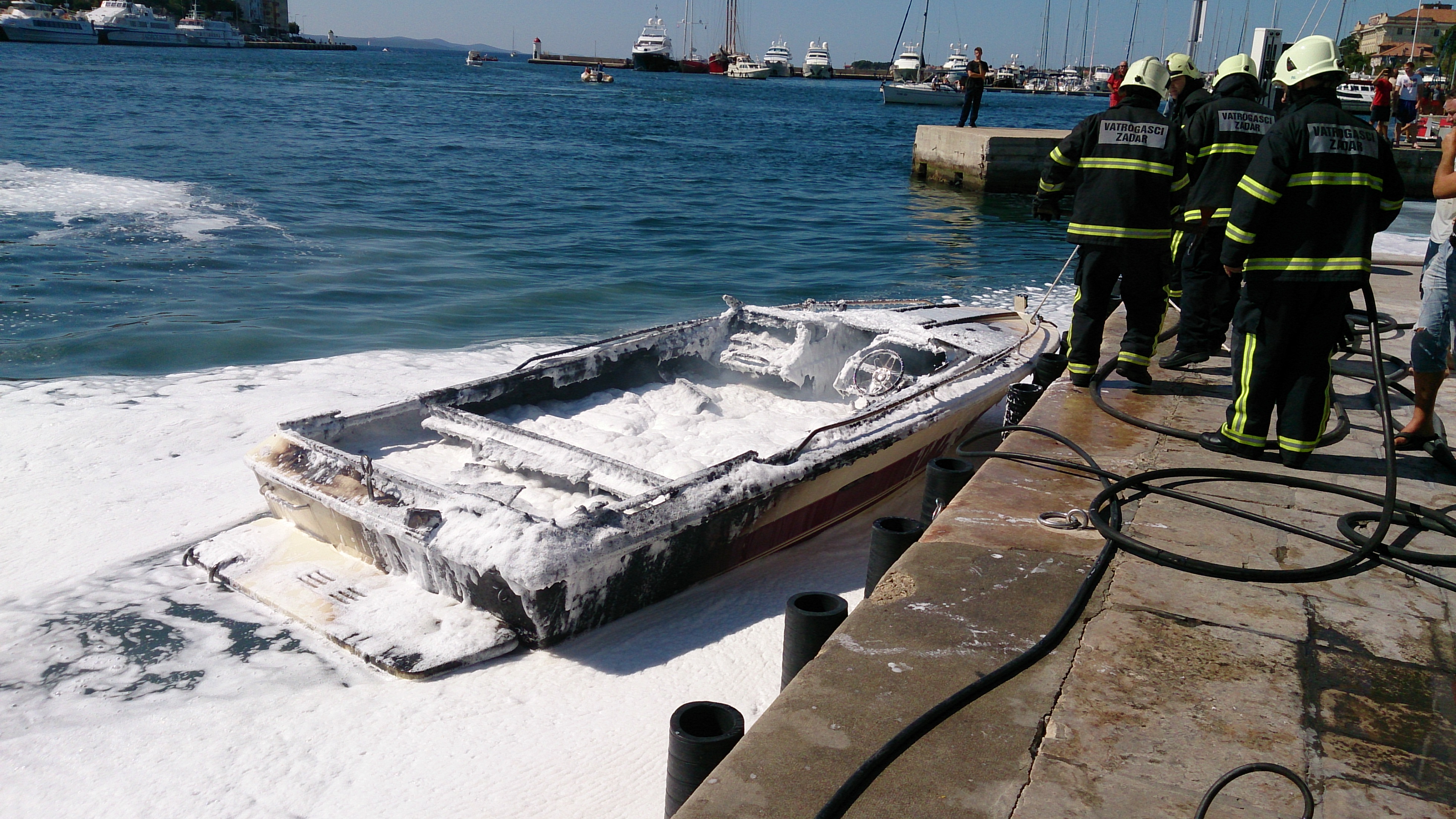 Oko 14 sati na benzinskoj stanici na Branimirovoj obali izbio je požar na gliseru. Požar su ugasili vatrogasci, a gliser je u potpunosti uništen. Foto: Luka Papić