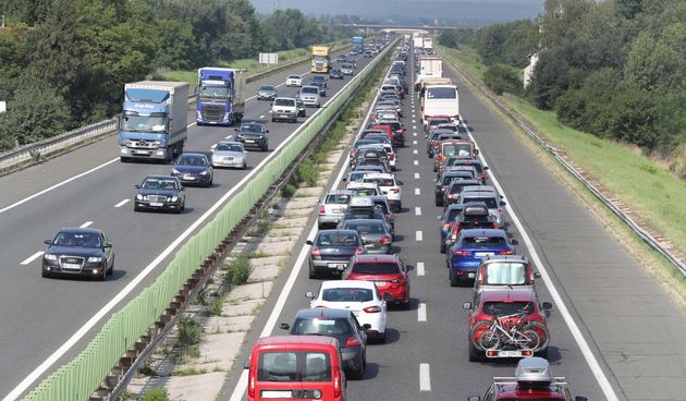 Kolone na cesti prema naplatnim kućicama Lučko