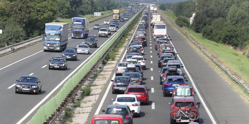 Kolone na cesti prema naplatnim kućicama Lučko