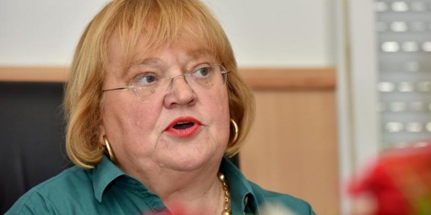 Vir – Ministrica graditeljstva i prostornog uredjenja dr. sc. Anka Mrak-Taritas stigla je u radni posjet otoku Viru. Nakon sastanka s nacelnikom Kristijanom Kapovicem odrzana je konferencija za medije na temu legalizacije. Photo: Dino Stanin/PIXSELL Vir – Ministrica graditeljstva i prostornog uredjenja dr. sc. Anka Mrak-Taritas stigla je u radni posjet otoku Viru. Nakon sastanka s nacelnikom Kristijanom Kapovicem odrzana je konferencija za medije na temu legalizacije. Photo: Dino Stanin/PIXSELL