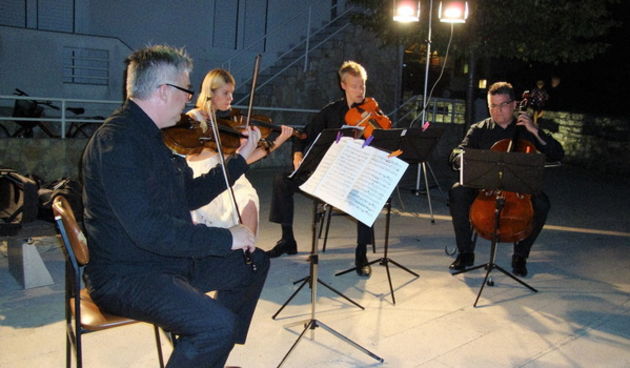 Zagrebački gudački kvartet Cadenza na Trgu Brce u Biogradu. Foto: Gordana Šarić
