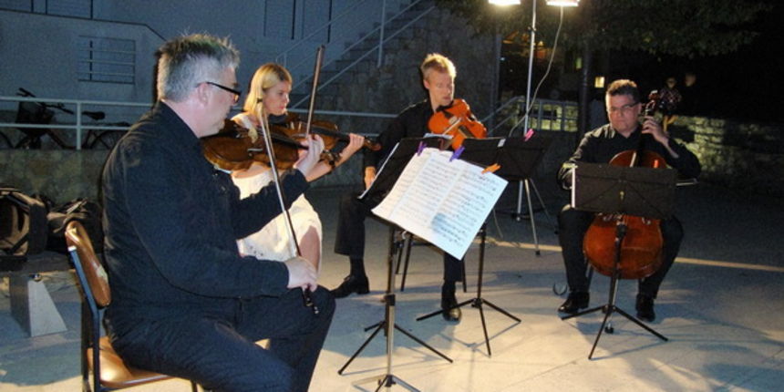Zagrebački gudački kvartet Cadenza na Trgu Brce u Biogradu. Foto: Gordana Šarić