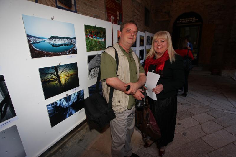 Humanitarna izlozba za pomoc tesko bolesnoj mladoj zadranki Ani Pavic i njenoj kceri Aurori. Zadarski fotografi amateri i profesionalci njih 37 odazvali su se ovoj akciji doniravsi fotografije, Foto: Željko Mršić/PIXSELL