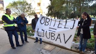 Ispred zadarskog Centra za socijalnu skrb, odrzan je prosvjed kako bi se izrazilo nezadovoljstvo nacinom rada djelatnika ove institucije. Prosvjed je potaknut nedavnim zbivanjima u skucaju obiteli Bozic. Photo: Dino Stanin/PIXSELL Autor  Dino Stanin/PIXS