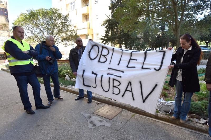 Ispred zadarskog Centra za socijalnu skrb, odrzan je prosvjed kako bi se izrazilo nezadovoljstvo nacinom rada djelatnika ove institucije. Prosvjed je potaknut nedavnim zbivanjima u skucaju obiteli Bozic. Photo: Dino Stanin/PIXSELL Autor  Dino Stanin/PIXS