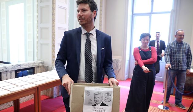 ‘Pomozite gazdi’: Pernar nakon sjednice sakupljao priloge za pomoć Ivici Todoriću