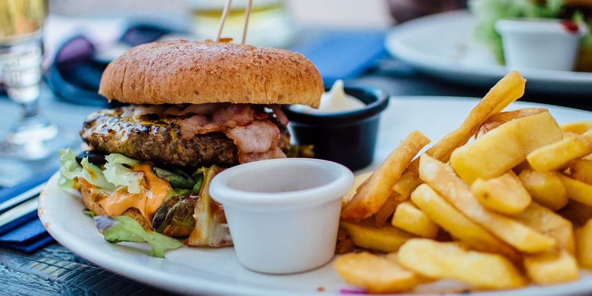 5. Masna hrana – sladoled, keksi, hamburgeri i sve namirnice s puno štetnih masnoća na želudac i probavu djeluju poput alkohola ili gaziranih pića. 5. Masna hrana – sladoled, keksi, hamburgeri i sve namirnice s puno štetnih masnoća na želudac i probavu djeluju poput alkohola ili gaziranih pića.