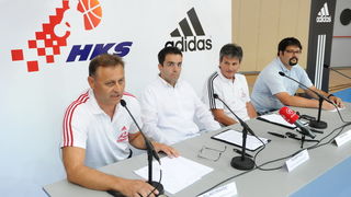 Zadar, 220810.
U sportskom centru Visnjik danas su predstavljeni adidas dresovi hrvatske kosarkaske reprezentacije u kojima ce nastupati na svjetskom prvenstvu u kosarci u Turskoj. Ujedno to je i pocetak cetvorogodisnje sponzorske suradnje adidasa i Hrvat Zadar, 220810.
U sportskom centru Visnjik danas su predstavljeni adidas dresovi hrvatske kosarkaske reprezentacije u kojima ce nastupati na svjetskom prvenstvu u kosarci u Turskoj. Ujedno to je i pocetak cetvorogodisnje sponzorske suradnje adidasa i Hrvat