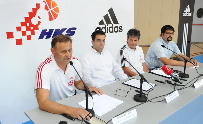 Zadar, 220810.
U sportskom centru Visnjik danas su predstavljeni adidas dresovi hrvatske kosarkaske reprezentacije u kojima ce nastupati na svjetskom prvenstvu u kosarci u Turskoj. Ujedno to je i pocetak cetvorogodisnje sponzorske suradnje adidasa i Hrvat Zadar, 220810.
U sportskom centru Visnjik danas su predstavljeni adidas dresovi hrvatske kosarkaske reprezentacije u kojima ce nastupati na svjetskom prvenstvu u kosarci u Turskoj. Ujedno to je i pocetak cetvorogodisnje sponzorske suradnje adidasa i Hrvat