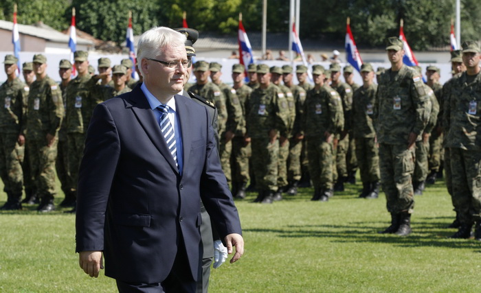 Knin, 050810. Proslava Dana pobjede i 15. godisnjice akcije Oluja u Kninu. Svecani postroj hrvatskih postrojbi na stadionu Dinare obisao je predsjednik Josipovic. Foto: Jakov Prkic / Cropix Knin, 050810. Proslava Dana pobjede i 15. godisnjice akcije Oluja u Kninu. Svecani postroj hrvatskih postrojbi na stadionu Dinare obisao je predsjednik Josipovic. Foto: Jakov Prkic / Cropix