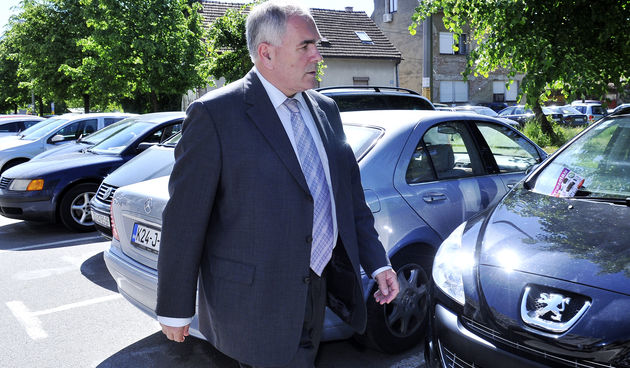 Miramarska 38. Ivan Mravak, bivsi sef uprave HEP-a uz pratnju policije odlazi iz svog stana u kojem od ranih jutarnjih sati traje pretres pod optuzbom da je Mravak pronevjerio vise od 80 milijuna eura tvrtkinog novca. Foto: Boris Kovacev / CROPIX