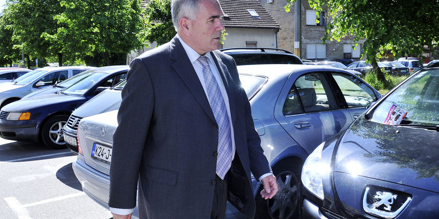 Miramarska 38. Ivan Mravak, bivsi sef uprave HEP-a uz pratnju policije odlazi iz svog stana u kojem od ranih jutarnjih sati traje pretres pod optuzbom da je Mravak pronevjerio vise od 80 milijuna eura tvrtkinog novca. Foto: Boris Kovacev / CROPIX Miramarska 38. Ivan Mravak, bivsi sef uprave HEP-a uz pratnju policije odlazi iz svog stana u kojem od ranih jutarnjih sati traje pretres pod optuzbom da je Mravak pronevjerio vise od 80 milijuna eura tvrtkinog novca. Foto: Boris Kovacev / CROPIX