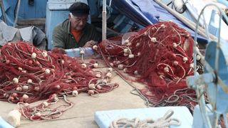 Krpanje ribarske mriže posao koji se sve manje viđa uz obalu Jadrana. Photo: Ivo Čagalj/PIXSELL Krpanje ribarske mriže posao koji se sve manje viđa uz obalu Jadrana. Photo: Ivo Čagalj/PIXSELL