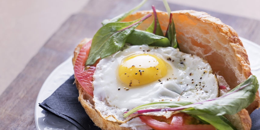 Jaja – u maloj studiji na muškarcima otriveno je da su obni kloji su jeli ajja za doručak jeli puno manje količine hrane u sljedećem obroku. Osjećaju su se manje gladni i bili su zadovoljniji do tri sata nakon doručka Jaja – u maloj studiji na muškarcima otriveno je da su obni kloji su jeli ajja za doručak jeli puno manje količine hrane u sljedećem obroku. Osjećaju su se manje gladni i bili su zadovoljniji do tri sata nakon doručka