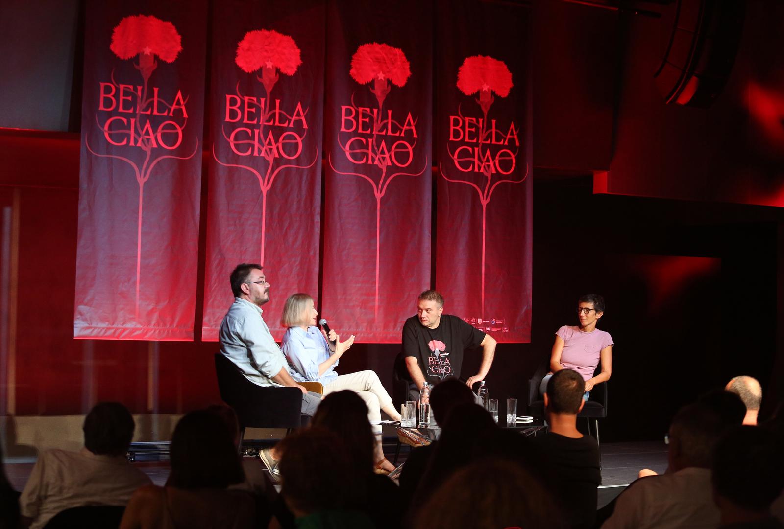 U kući umjetnosti Arsen održan okrugli stol: ‘Novinarstvo kao javno dobro ili korporativno zlo’ U kući umjetnosti Arsen održan okrugli stol: ‘Novinarstvo kao javno dobro ili korporativno zlo’