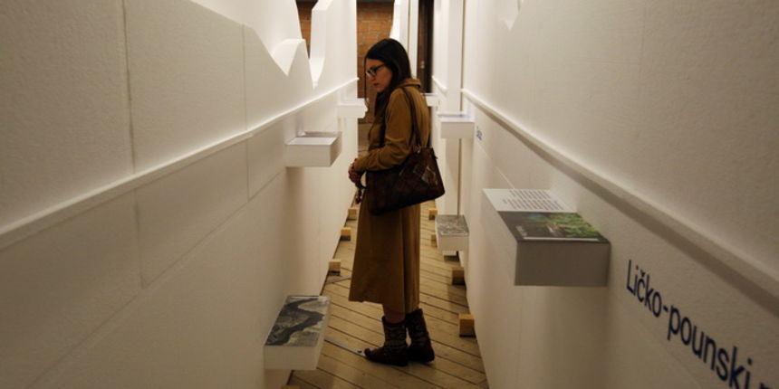 Zadar, 180413.
Providurova palaca, koncertna dvorana.
Zavod za prostorno uredjenje Zadarske zupanije priredio je izlozbu pod nazivom Prostori su djelovanja – 20 godina planiranja Zadarske zupanije.
Izlozba je to koja prikazuje 20 i vise godina rada na Zadar, 180413.
Providurova palaca, koncertna dvorana.
Zavod za prostorno uredjenje Zadarske zupanije priredio je izlozbu pod nazivom Prostori su djelovanja – 20 godina planiranja Zadarske zupanije.
Izlozba je to koja prikazuje 20 i vise godina rada na