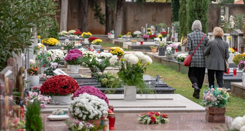 Zadrani obilaze groblja uoči blagdana Svih svetih Zadrani obilaze groblja uoči blagdana Svih svetih
