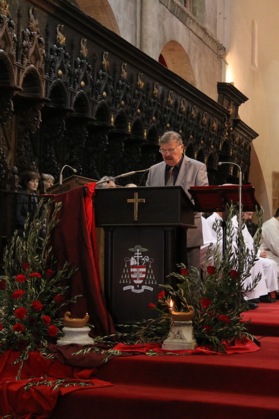 Cvjetnica 20. ožujka 2016: Nakon blagoslova maslinovih grančica, nadbisku Želimir Puljić predvodio je procesiju do katedrale sv. Stošije gdje je služio misno slavlje na kojem se pjevala Muka našeg Gospodina Cvjetnica 20. ožujka 2016: Nakon blagoslova maslinovih grančica, nadbisku Želimir Puljić predvodio je procesiju do katedrale sv. Stošije gdje je služio misno slavlje na kojem se pjevala Muka našeg Gospodina