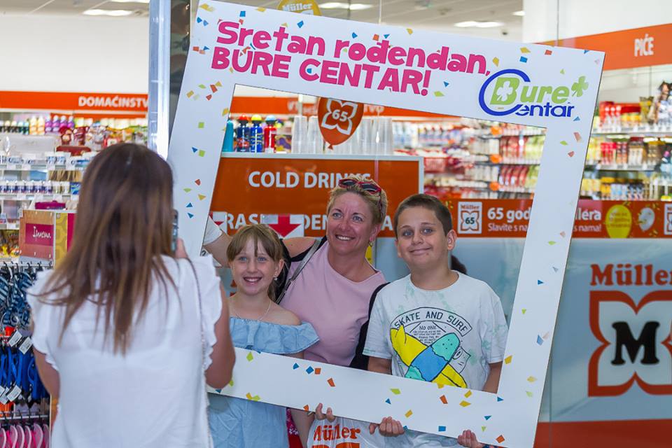 Tomislav Bralić i klapa Intrade na rođendanskoj proslavi Bure centra Tomislav Bralić i klapa Intrade na rođendanskoj proslavi Bure centra