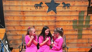 Libretići na snimanju spota u Ponylandu Libretići na snimanju spota u Ponylandu