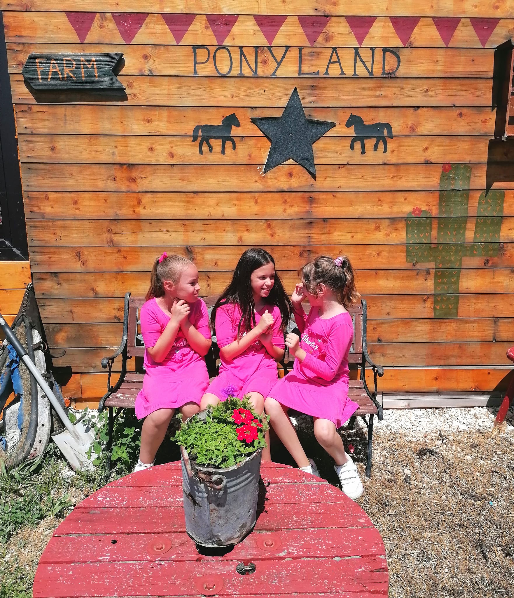 Libretići na snimanju spota u Ponylandu Libretići na snimanju spota u Ponylandu