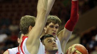 Katowice, 190909.
Dvorana Sport Arena Spodek.
Europsko prvenstvo u kosarci u Poljskoj, razigravanje izmedju Rusije i Hrvatske za odlazak na Svjetsko prvenstvo u Turskoj slijedece godine.
Na slici: Mario Kasun i Mozgov.
Foto: Drago Sopta  / CROPIX