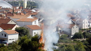 Zadar, 270810
Veliki pozar izbio je danas popodne u Zadru na podrucju izmedju kvarta Bili brig i put Bokanjca. Vatrogasci su i dalje na terenu te se bore sa vatrom da ne dodje do obliznjih kuca.
Foto: Jure Miskovic / CROPIX
