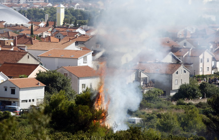 Zadar, 270810
Veliki pozar izbio je danas popodne u Zadru na podrucju izmedju kvarta Bili brig i put Bokanjca. Vatrogasci su i dalje na terenu te se bore sa vatrom da ne dodje do obliznjih kuca.
Foto: Jure Miskovic / CROPIX