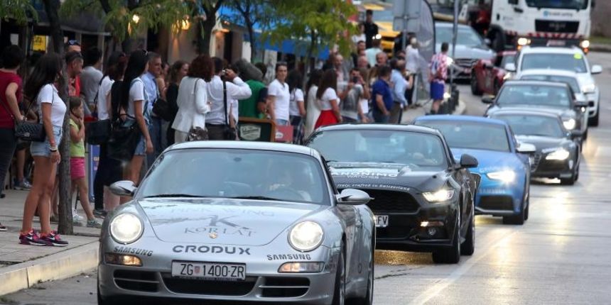 Stigla je karavana luksuznih automobila, gastrioturisticki projekt Pink Wing koji se prvi put odrzava u Hrvatskoj. Photo: Dusko Jaramaz/PIXSELL Stigla je karavana luksuznih automobila, gastrioturisticki projekt Pink Wing koji se prvi put odrzava u Hrvatskoj. Photo: Dusko Jaramaz/PIXSELL