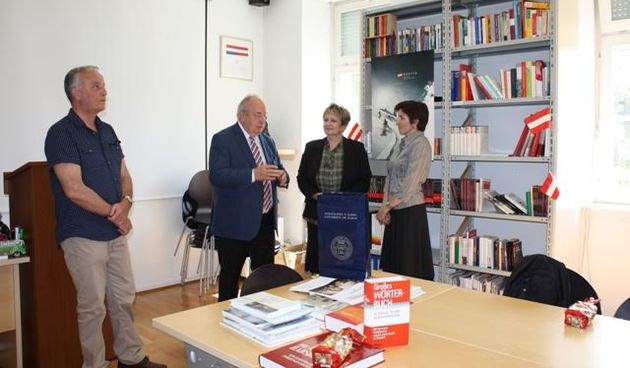 Austrijska knjižnica Dr. Alois Mock dobila je od Austrijske akademije znanosti donaciju od 720 knjiga
