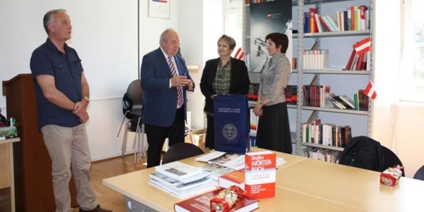 Austrijska knjižnica Dr. Alois Mock dobila je od Austrijske akademije znanosti donaciju od 720 knjiga