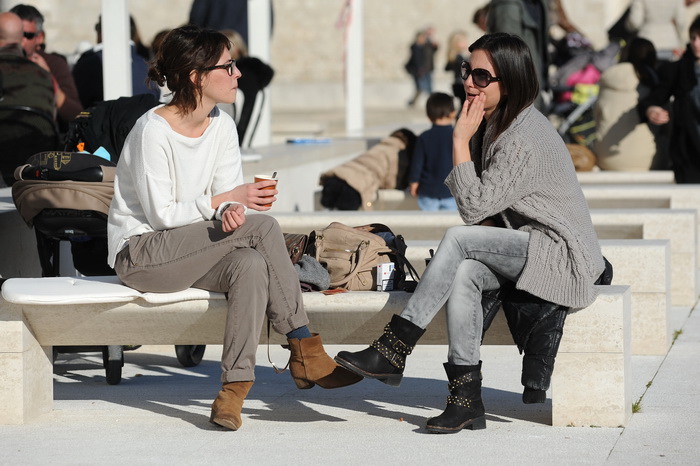 Zadar, 221212.
Prekrasan, gotovo proljetni dan, omogucio je zadranima da uzivaju u jutarnjoj setnji i kavi na terasama kafica. Temperatura zraka je 14 stupnjeva Celzijusa.
Na fotografiji: Zadrani uzivaju na Forumu.
Foto: Luka Gerlanc / CROPIX Zadar, 221212.
Prekrasan, gotovo proljetni dan, omogucio je zadranima da uzivaju u jutarnjoj setnji i kavi na terasama kafica. Temperatura zraka je 14 stupnjeva Celzijusa.
Na fotografiji: Zadrani uzivaju na Forumu.
Foto: Luka Gerlanc / CROPIX
