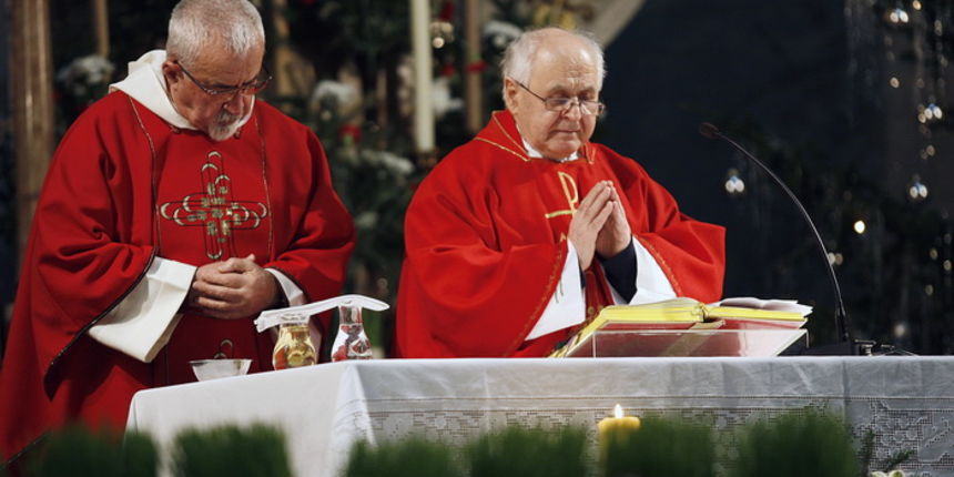 Zagreb, 281210. Palmoticeva 31, Crkva Presvetoga Srca Isusova. Misa za ratnog zlocinca Antu Pavelica, poglavnika tzv. Nezavisne Drzave Hrvatske (NDH). Misu su sluzili isusovac pater Stanislav Kos i dominikanac Vjekoslav Lasic. Foto: Nina Djurdjevic / CROP