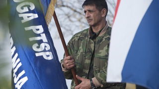 Nadin, 191111.
Clanovi 23 braniteljske udruge danas su u mimohodu od Benkovca do Skabrnje, hodnja se zaustavlja samo u Nadinu zbog polaganja vijenaca (na danasnji dan u Nadinu je ubijeno 19 civila, do sada nema optuzenih za masakr).
Foto: Luka Gerlanc / C