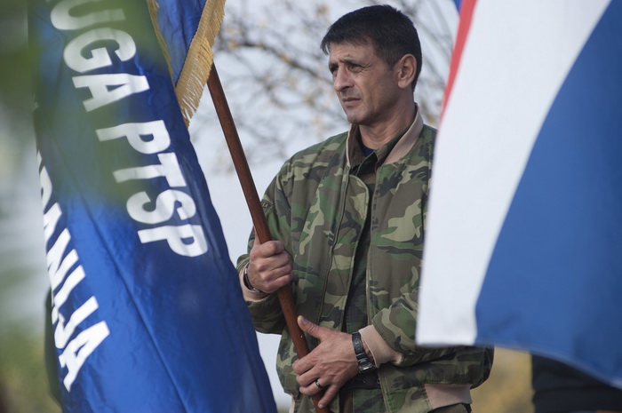 Nadin, 191111.
Clanovi 23 braniteljske udruge danas su u mimohodu od Benkovca do Skabrnje, hodnja se zaustavlja samo u Nadinu zbog polaganja vijenaca (na danasnji dan u Nadinu je ubijeno 19 civila, do sada nema optuzenih za masakr).
Foto: Luka Gerlanc / C