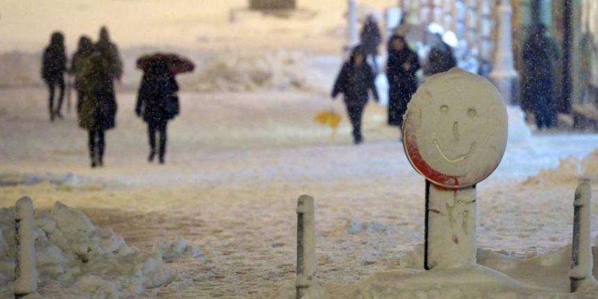 Setnja gradskim ulicama otezana zbog napadalog snijega. Setnja gradskim ulicama otezana zbog napadalog snijega.