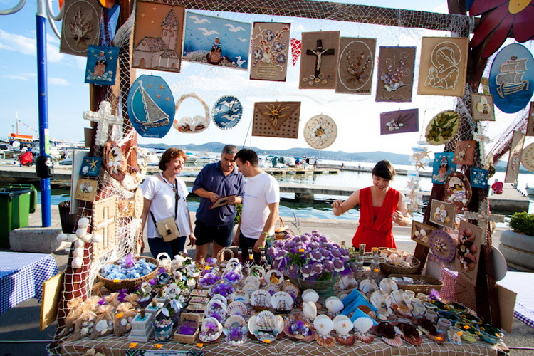 Biograd: 6. Dugi svehrvatski eno-eko-gastro-etno stol, Foto: Franjo Jurić Biograd: 6. Dugi svehrvatski eno-eko-gastro-etno stol, Foto: Franjo Jurić