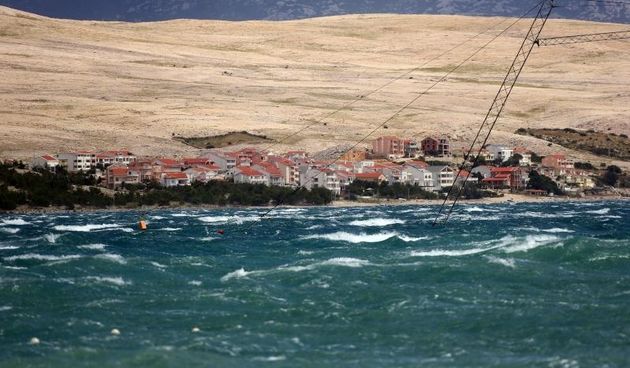 Olujna bura poharala plažu Zrće. Photo: Dalibor Urukalović/PIXSELL