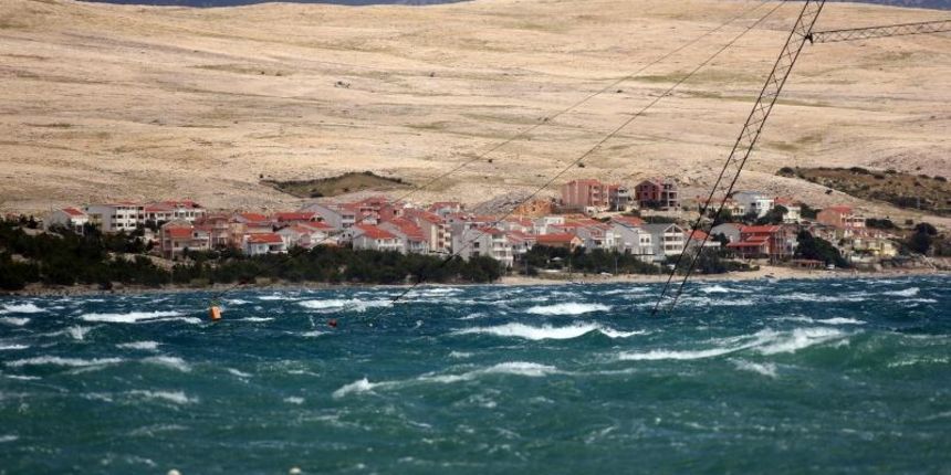 Olujna bura poharala plažu Zrće. Photo: Dalibor Urukalović/PIXSELL Olujna bura poharala plažu Zrće. Photo: Dalibor Urukalović/PIXSELL