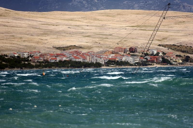 Olujna bura poharala plažu Zrće. Photo: Dalibor Urukalović/PIXSELL