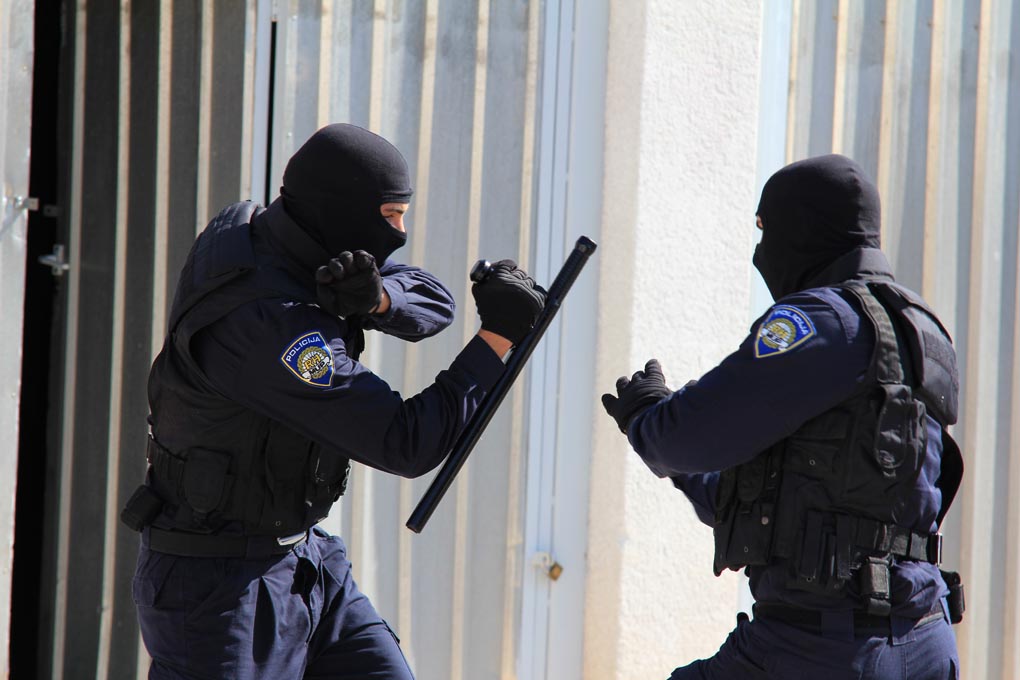 U prigodi Dana hrvatske policije i njihovog zaštitnika Sv.Mihovila danas je u PU Zadarskoj održana prigodna svečanost.U nastavku svečanosti, pokaznu vježbu samoobrane izveli su pripadnici interventne jedinice PU Zadarske te su podijeljena priznanja nagrađ U prigodi Dana hrvatske policije i njihovog zaštitnika Sv.Mihovila danas je u PU Zadarskoj održana prigodna svečanost.U nastavku svečanosti, pokaznu vježbu samoobrane izveli su pripadnici interventne jedinice PU Zadarske te su podijeljena priznanja nagrađ